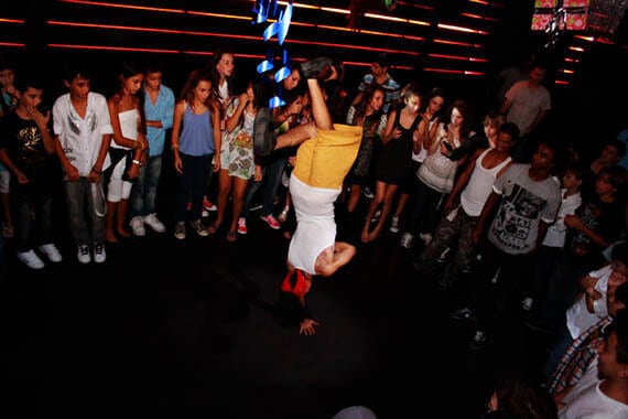 רקדן במסיבת יום הולדת במועדוני מאי קלאבס
