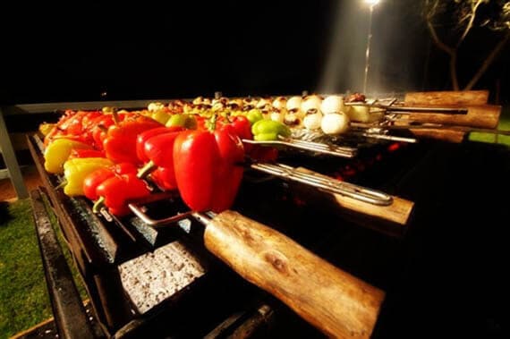 אוכל מוגש באולם אירועים קטן של מיי קלאבס